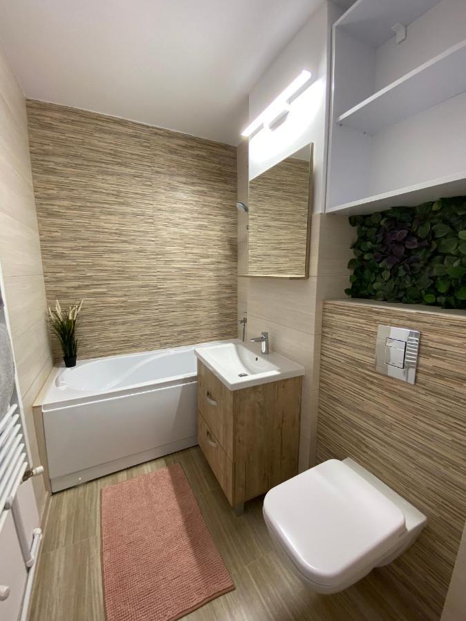Grove Apartment Buzău Exteriör bild