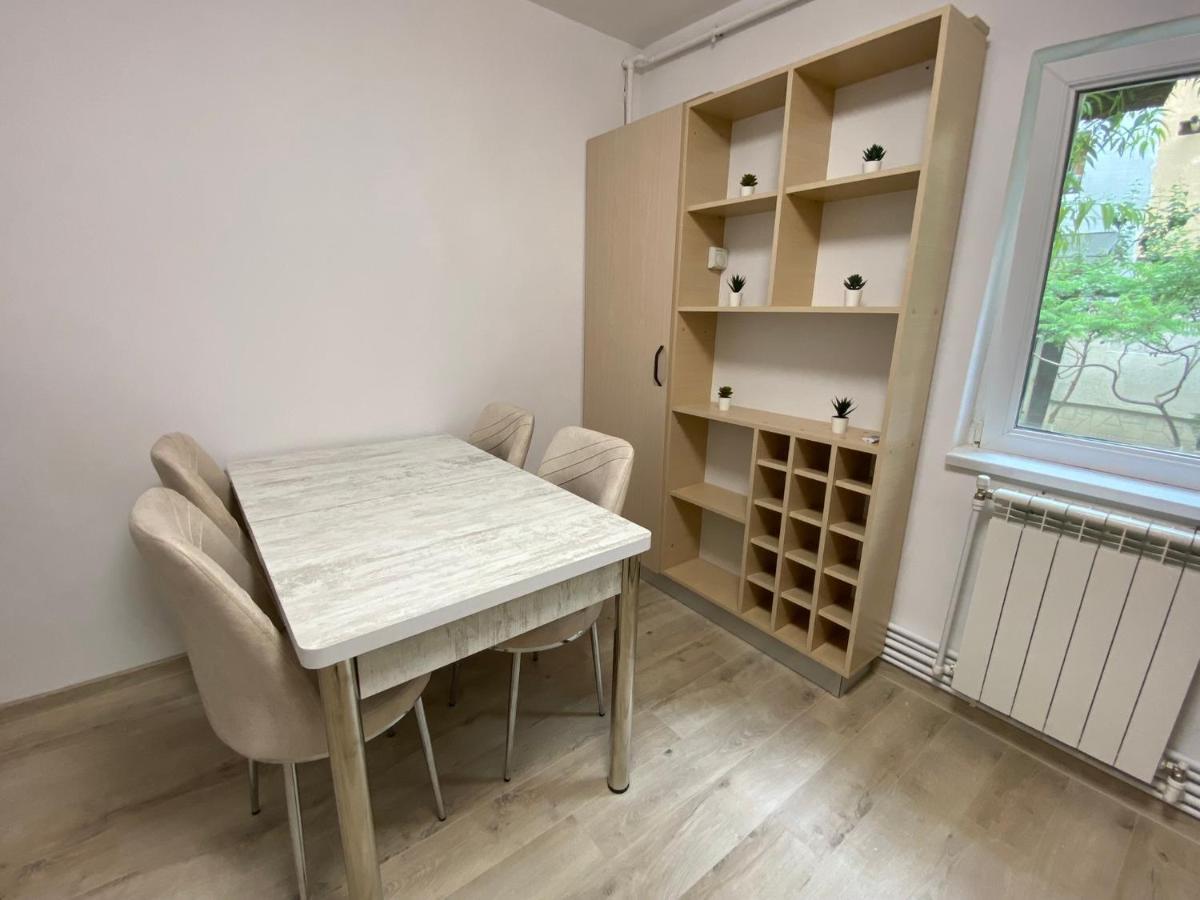 Grove Apartment Buzău Exteriör bild