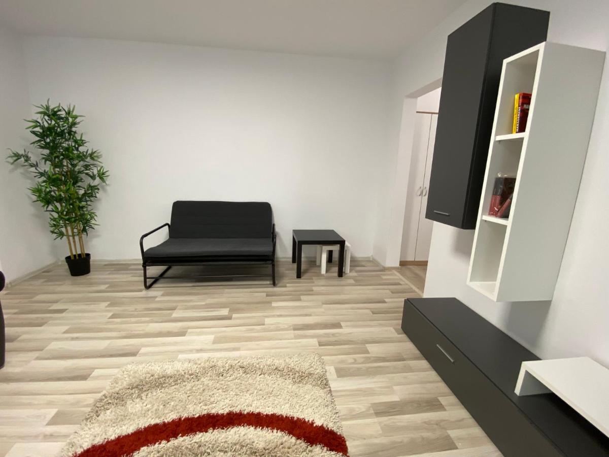 Grove Apartment Buzău Exteriör bild